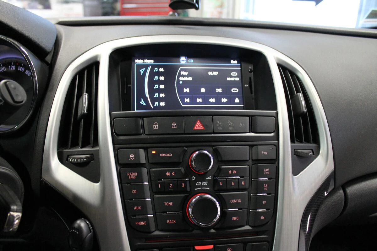 Opel Astra J : autoradio GPS avec réglages de confort sur écran tactile