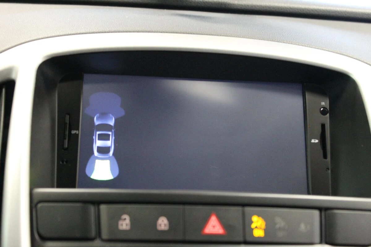 Opel Astra J : autoradio GPS avec réglages de confort sur écran tactile