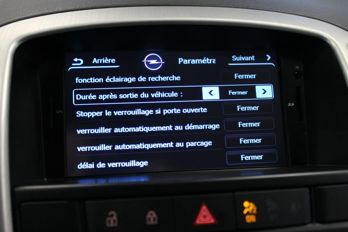 Opel Astra J : autoradio GPS avec réglages de confort sur écran tactile