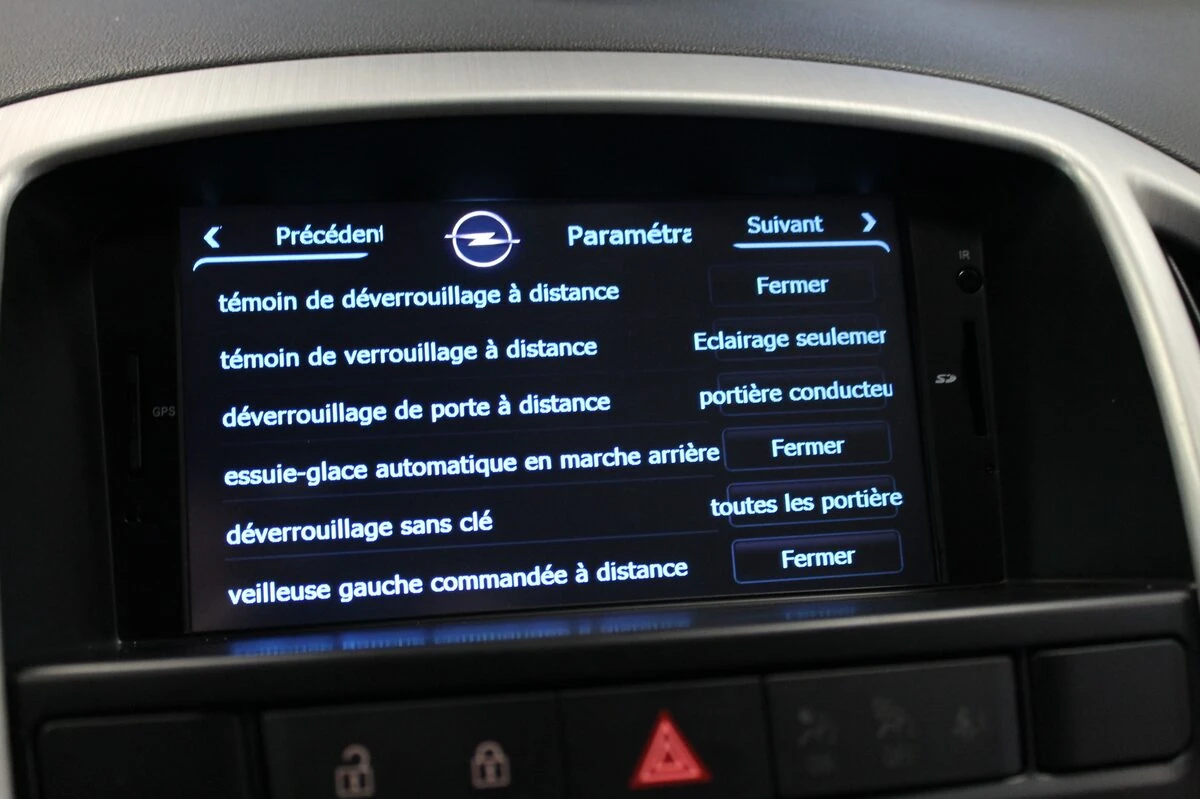 Opel Astra J : autoradio GPS avec réglages de confort sur écran tactile