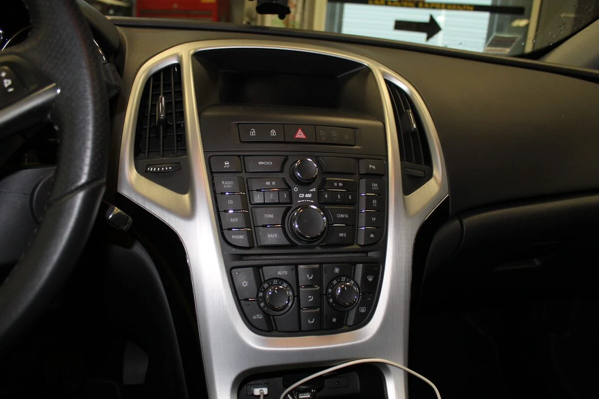 Opel Astra J : autoradio GPS avec réglages de confort sur écran tactile