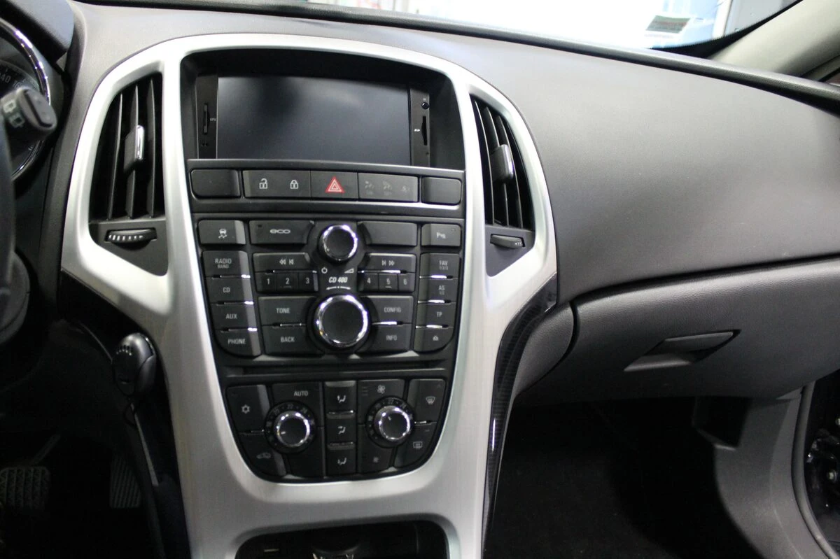 Opel Astra J : autoradio GPS avec réglages de confort sur écran tactile