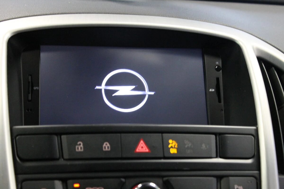 Opel Astra J : autoradio GPS avec réglages de confort sur écran tactile