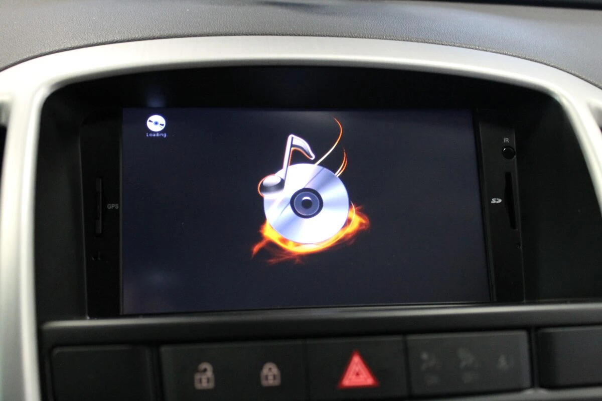 Opel Astra J : autoradio GPS avec réglages de confort sur écran tactile