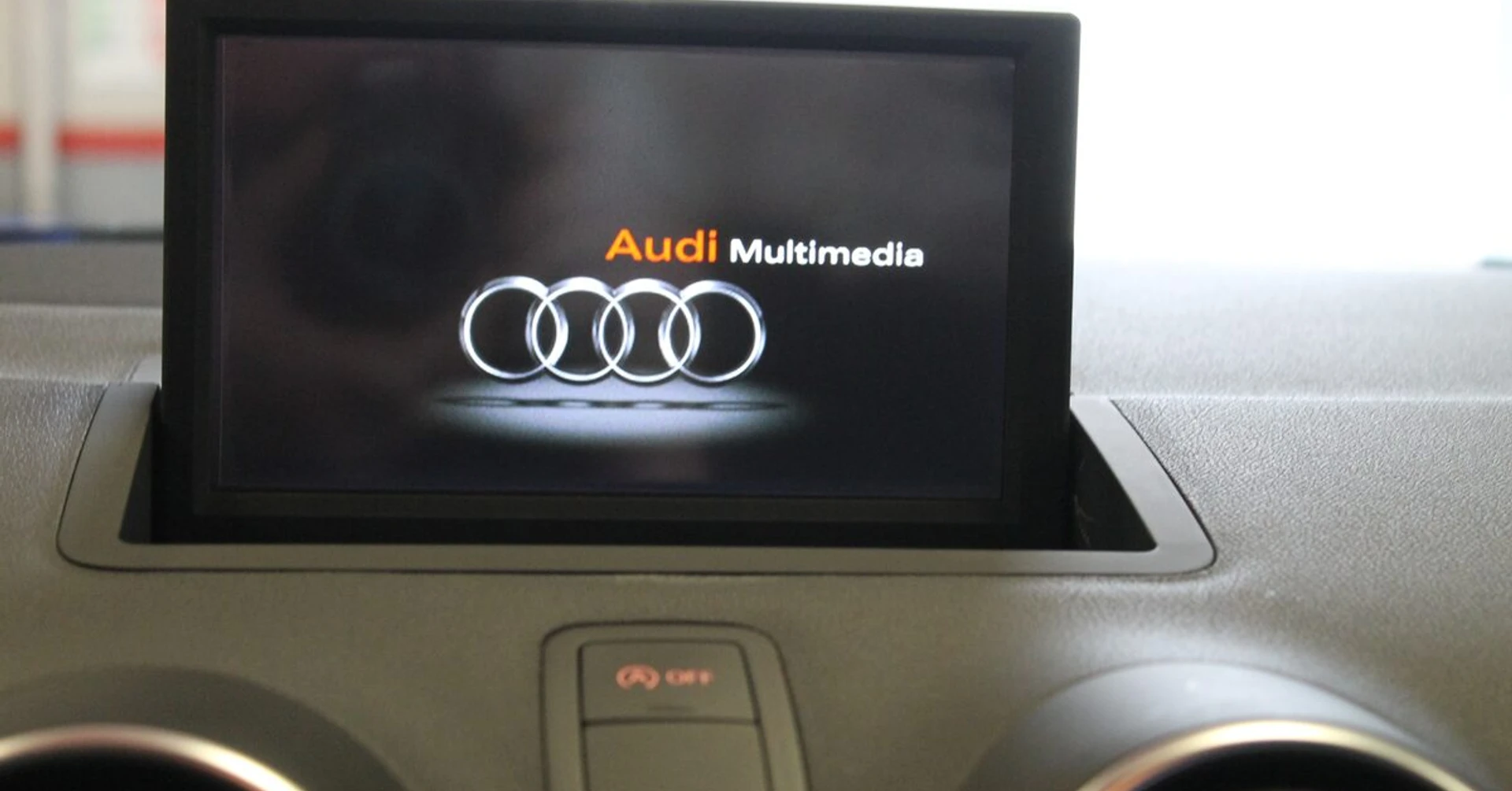 Audi A1 : GPS et Bluetooth sur écran escamotable
