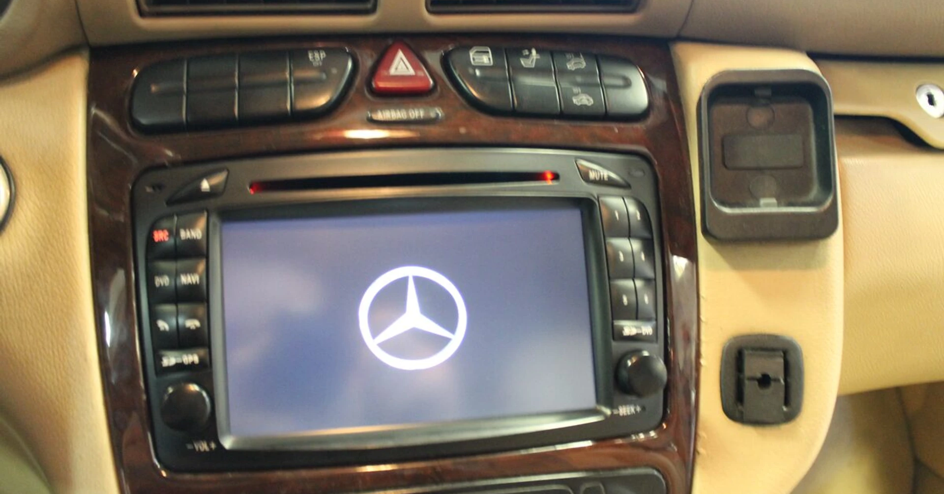 Mercedes C200 : autoradio GPS, Bluetooth et radars