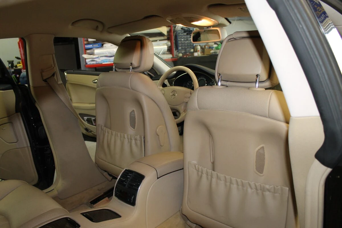 Mercedes CLS : écrans tactiles d'appuie-tête avec DVD, USB et HDMI