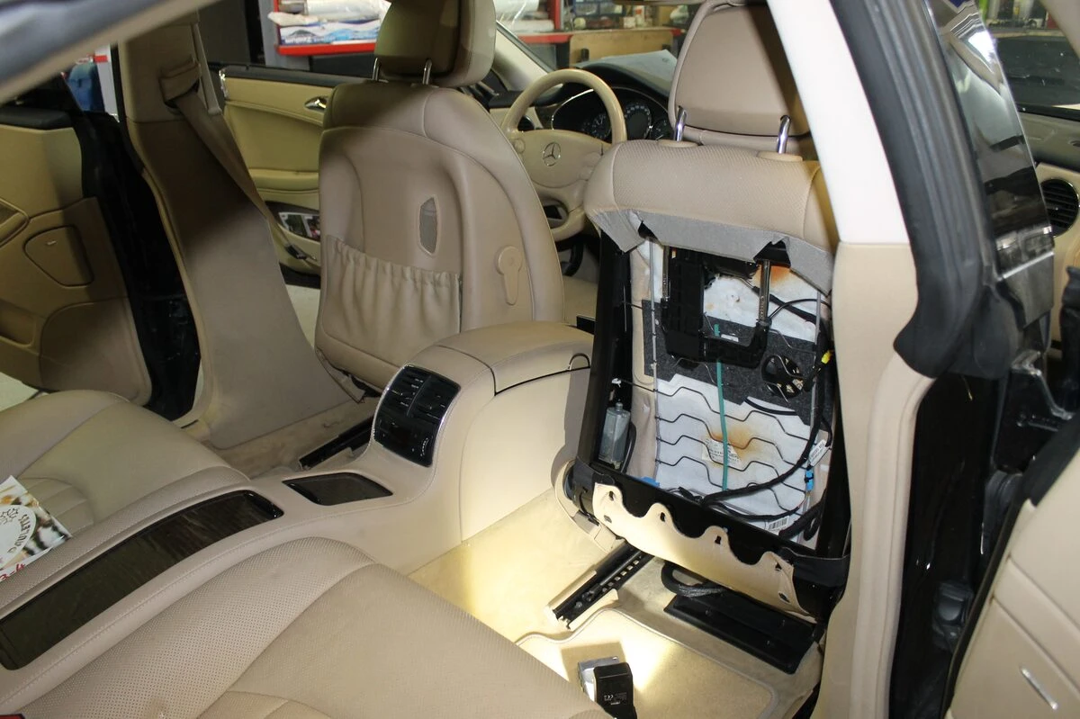 Mercedes CLS : écrans tactiles d'appuie-tête avec DVD, USB et HDMI