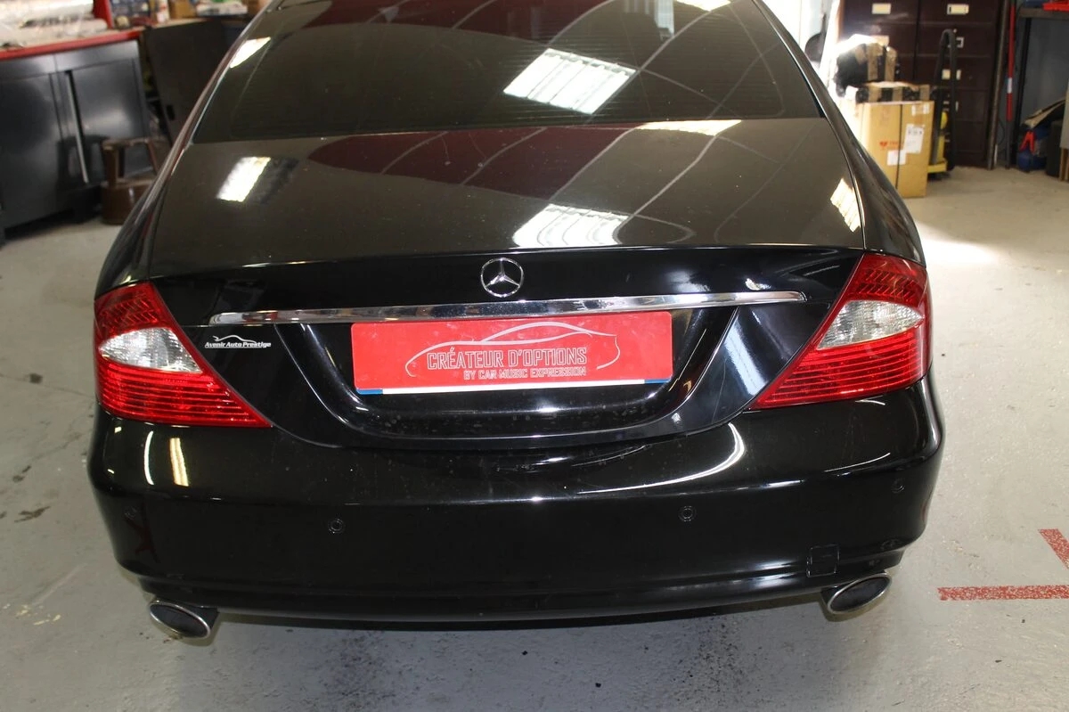 Mercedes CLS : écrans tactiles d'appuie-tête avec DVD, USB et HDMI