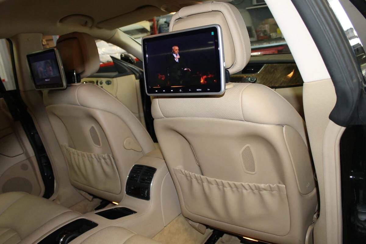 Mercedes CLS : écrans tactiles d'appuie-tête avec DVD, USB et HDMI