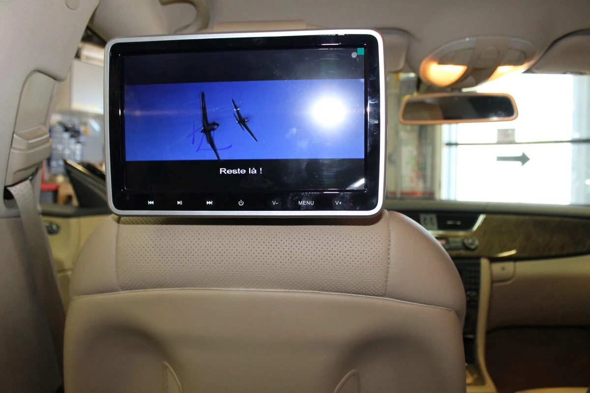 Mercedes CLS : écrans tactiles d'appuie-tête avec DVD, USB et HDMI