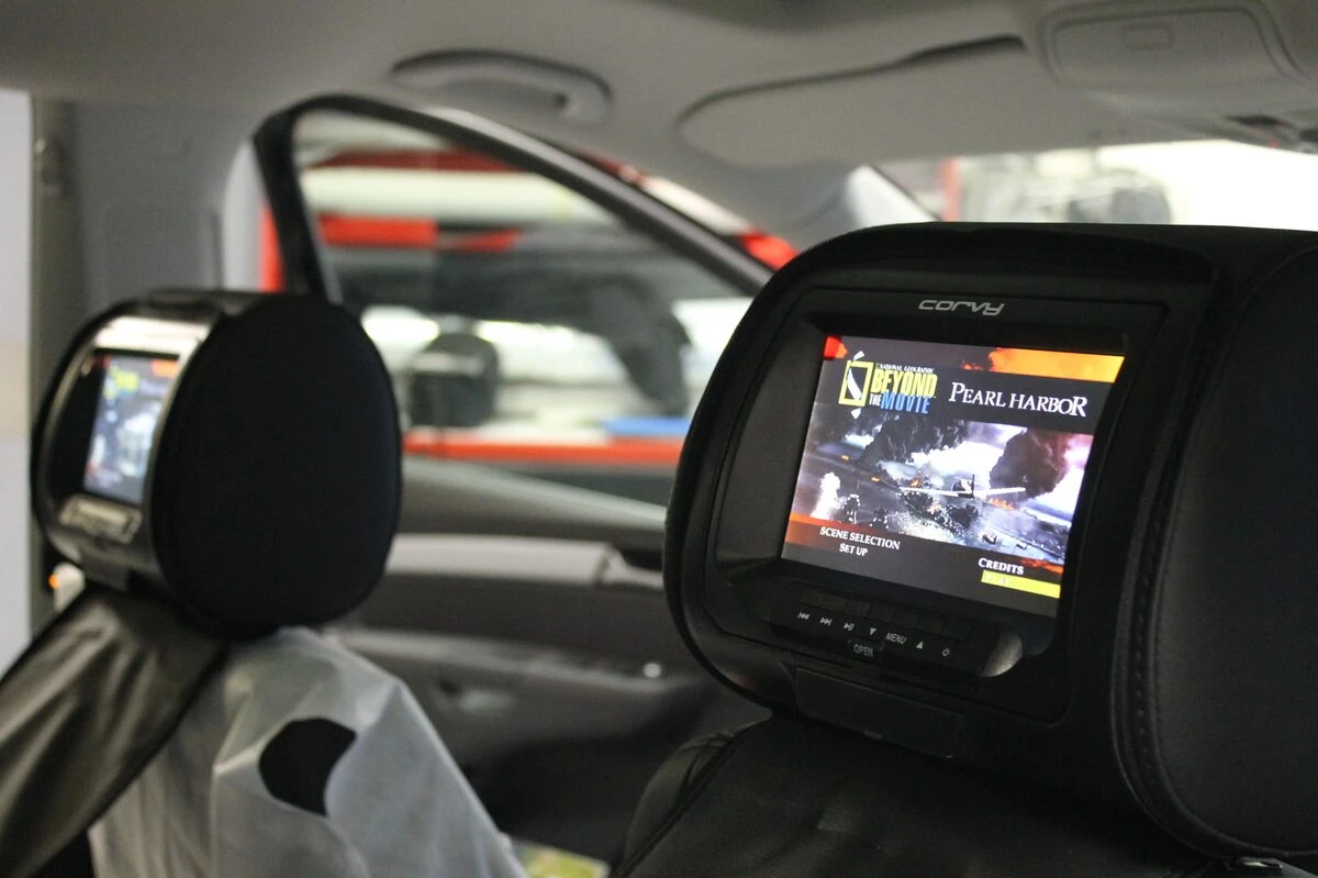 Volkswagen Sharan : écrans DVD dans les appuie-tête en cuir noir