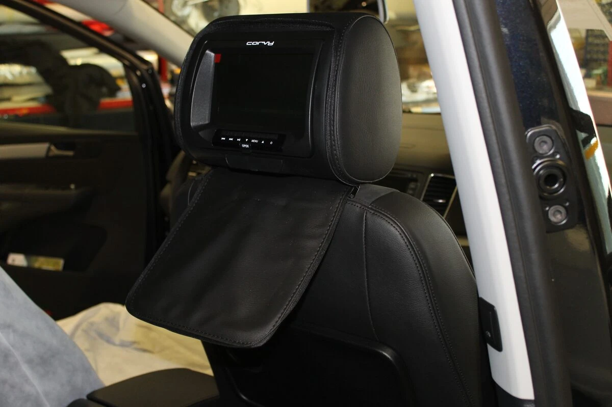 Volkswagen Sharan : écrans DVD dans les appuie-tête en cuir noir