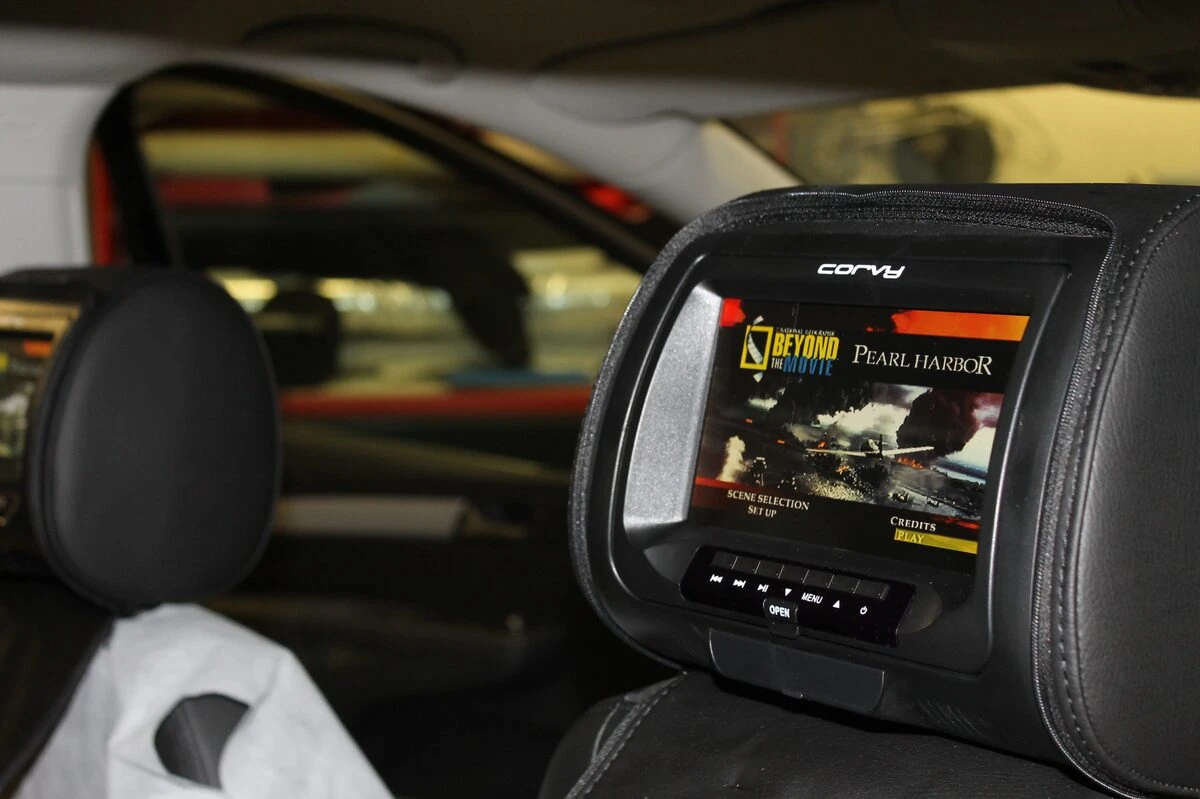 Volkswagen Sharan : écrans DVD dans les appuie-tête en cuir noir