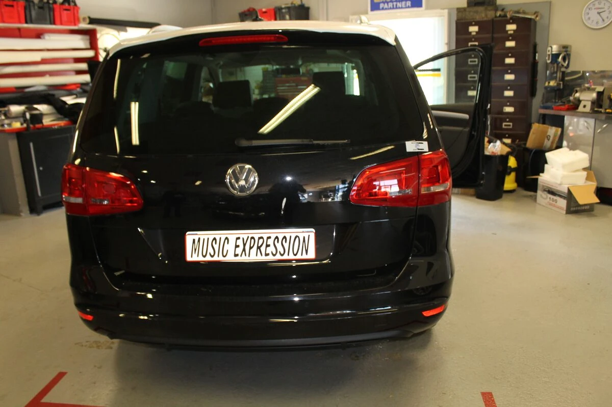 Volkswagen Sharan : écrans DVD dans les appuie-tête en cuir noir
