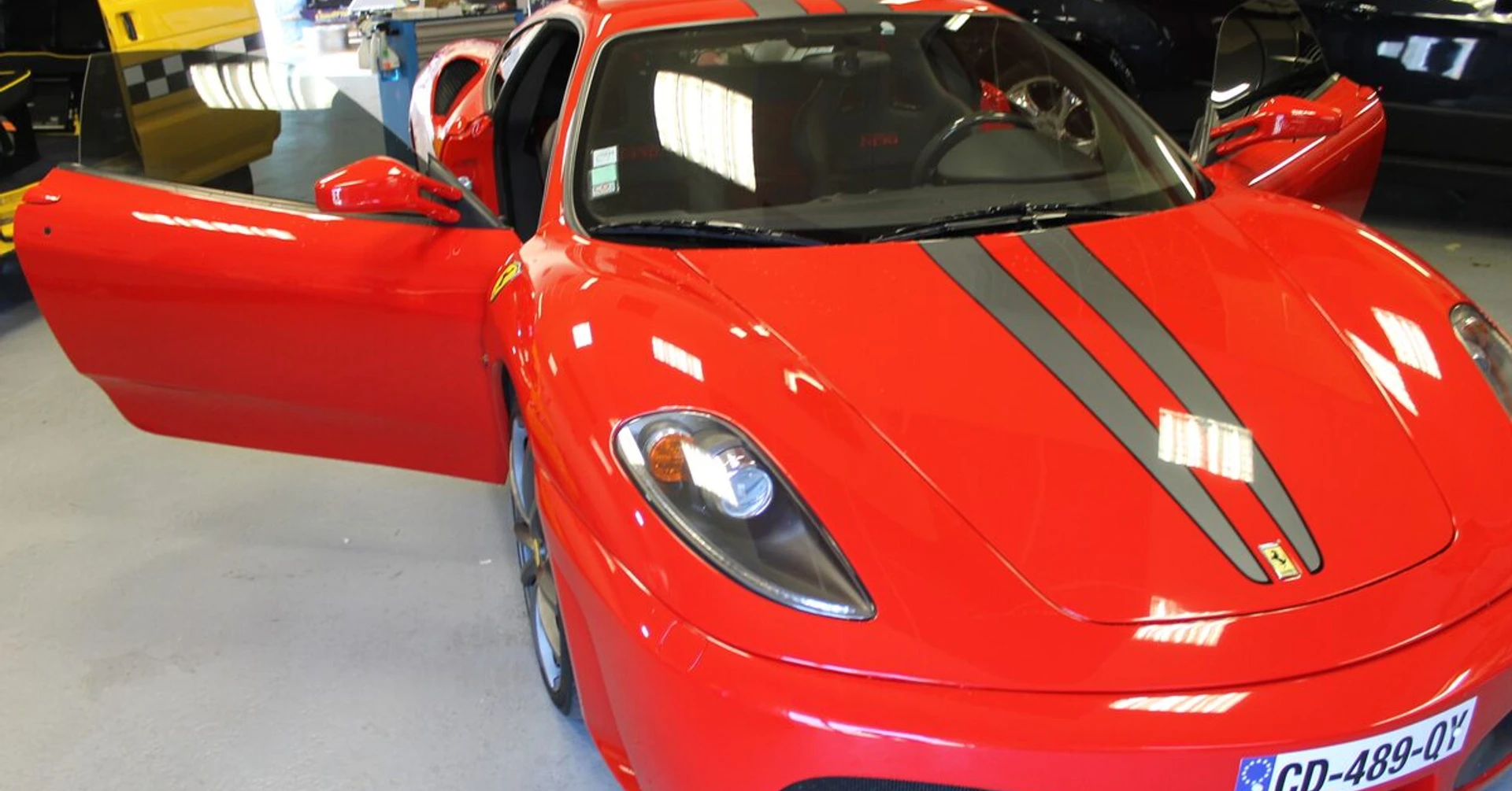 Ferrari F430 : autoradio Alpine, GPS et caméra de recul