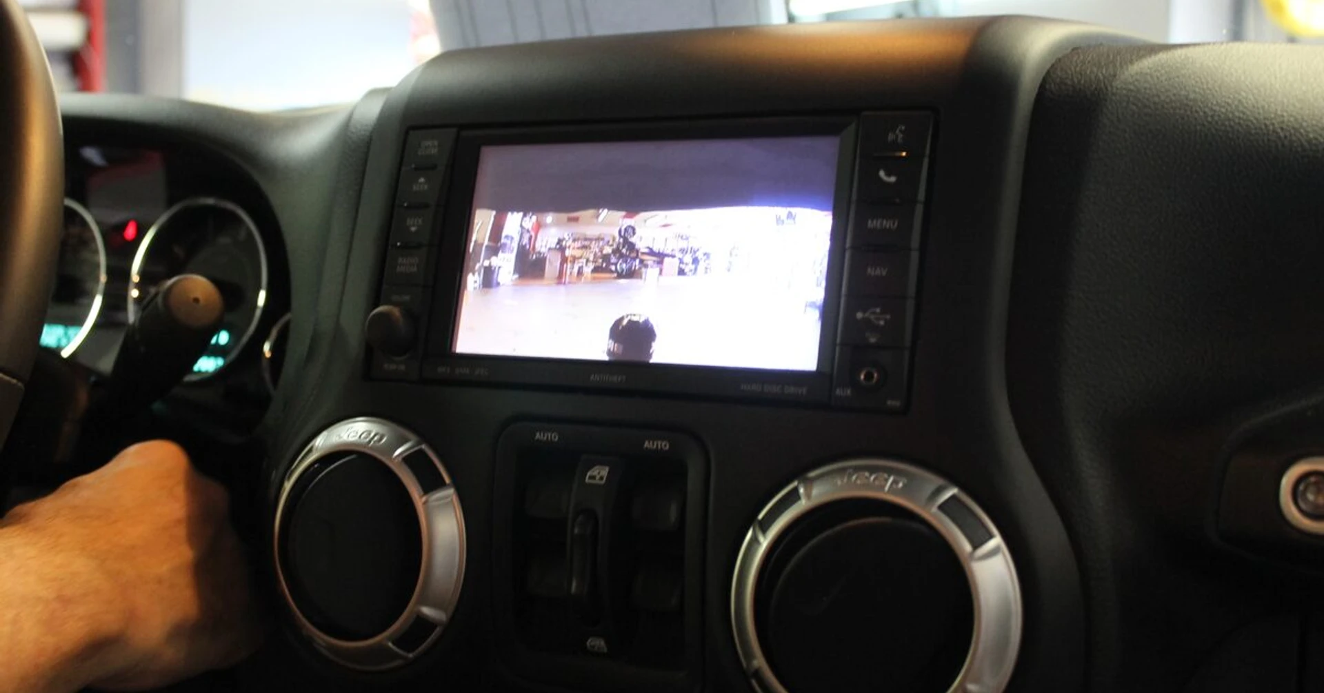 Jeep Wrangler 2017 : caméra de recul et radars avant