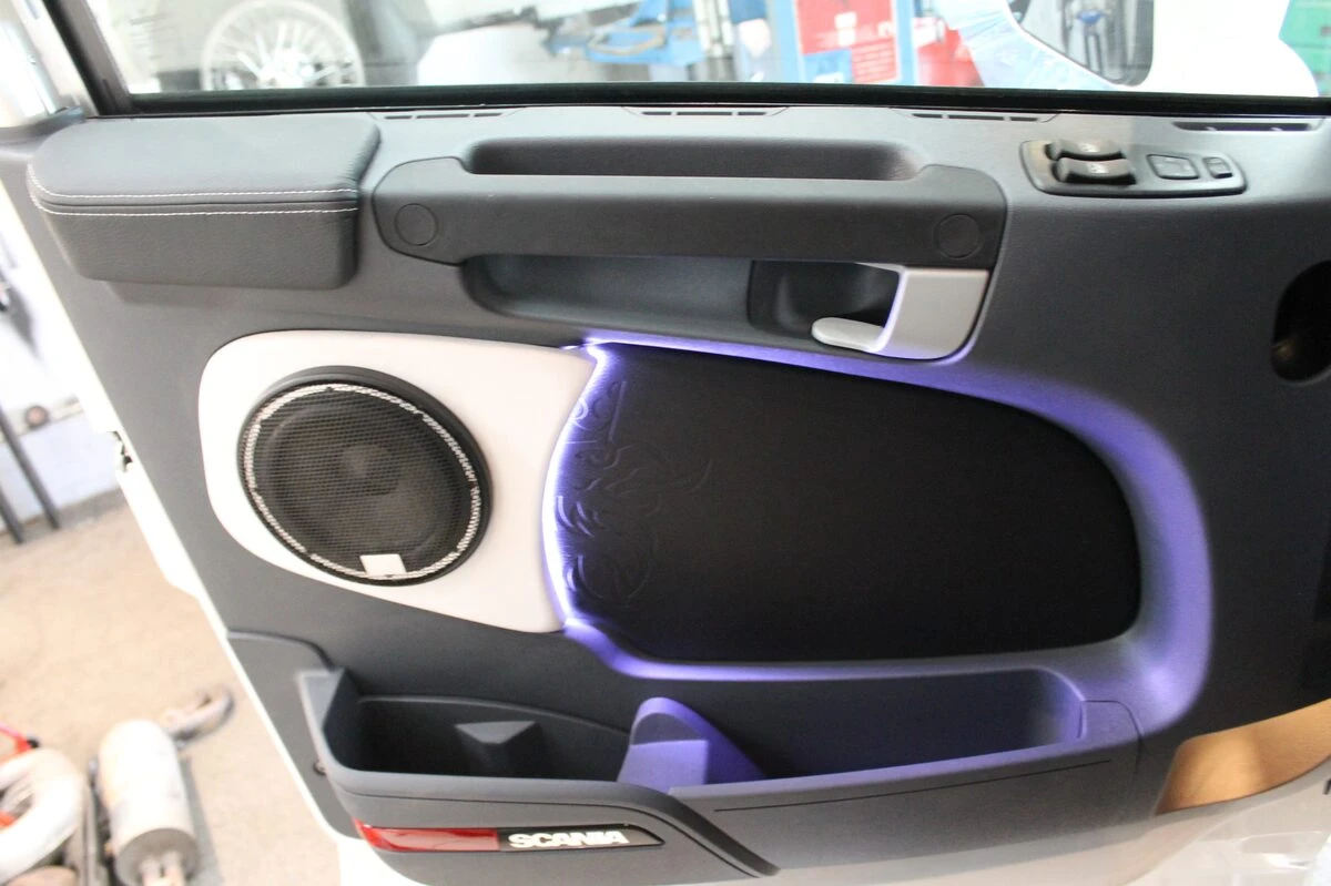 Scania 2016 : début de la sonorisation complète BLAM et Rockford Fosgate