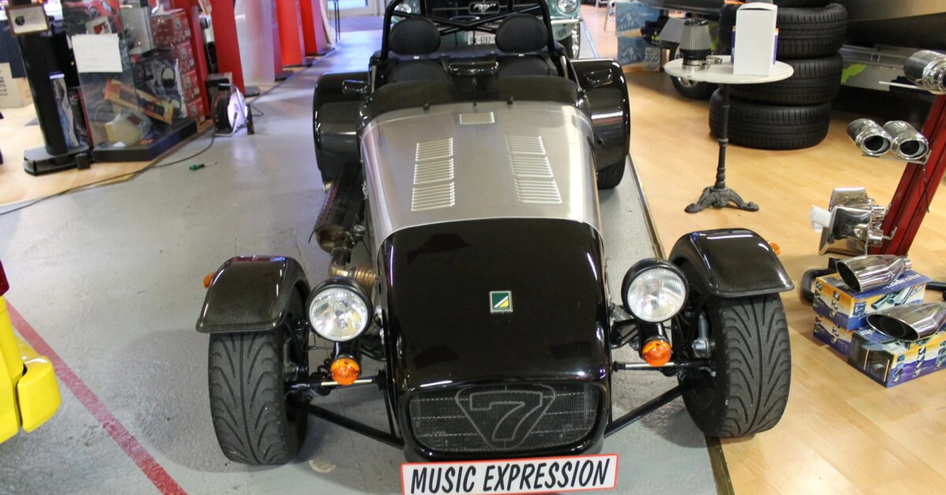 Caterham Seven : shift light, extincteur et échappement inox