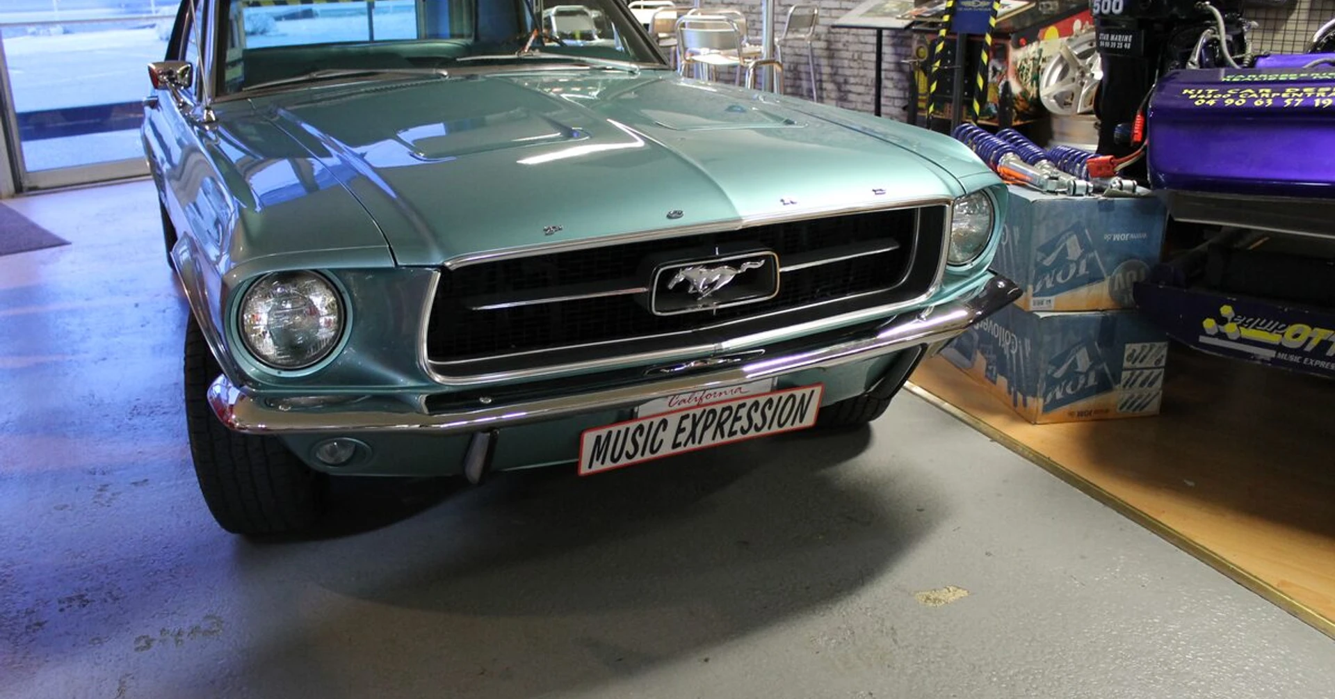 Ford Mustang 1966 : sono camouflée et ampli Bluetooth