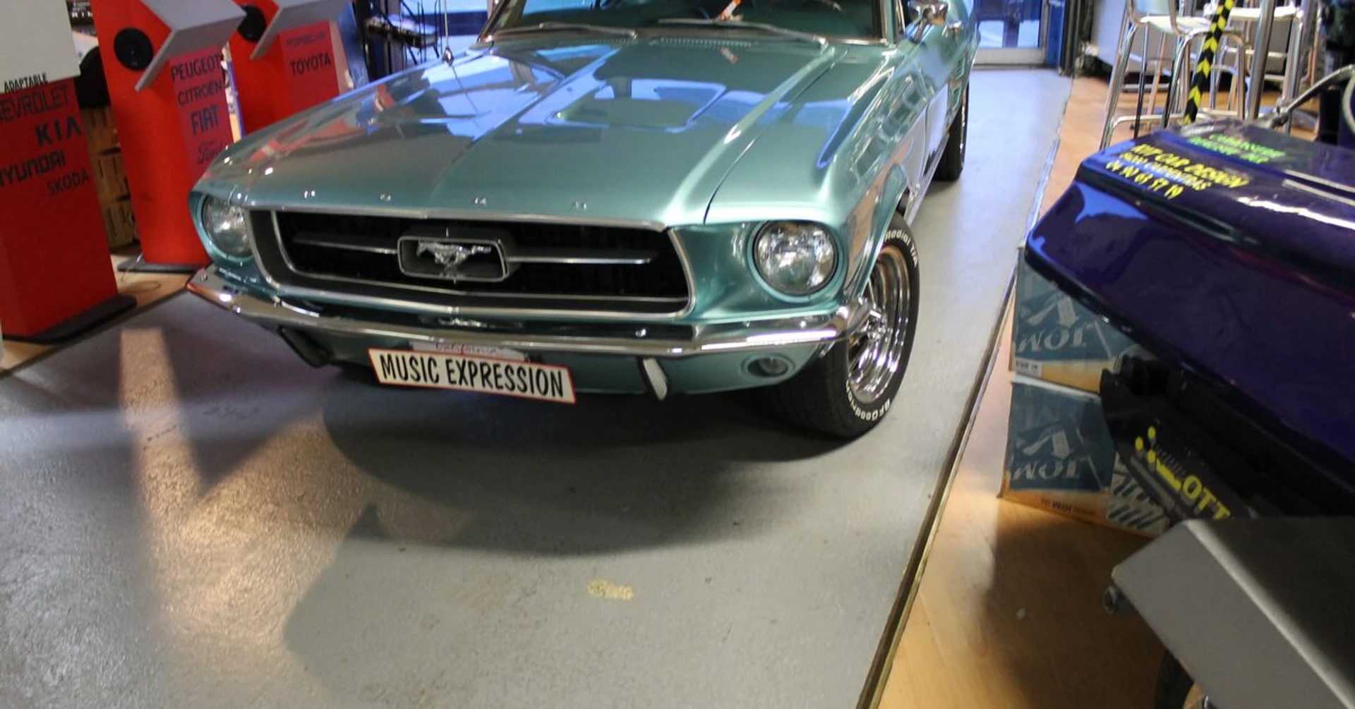 Mustang 1966 : hi-fi sans autoradio avec ampli Bluetooth