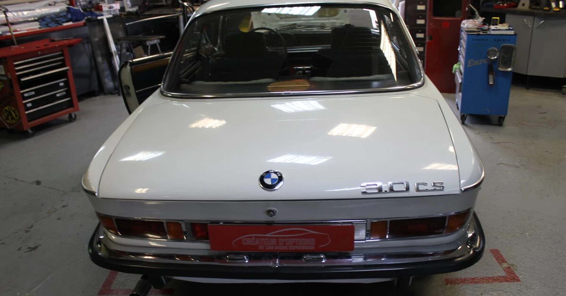BMW E9 3.0 CS : haut-parleurs BLAM et autoradio rétro
