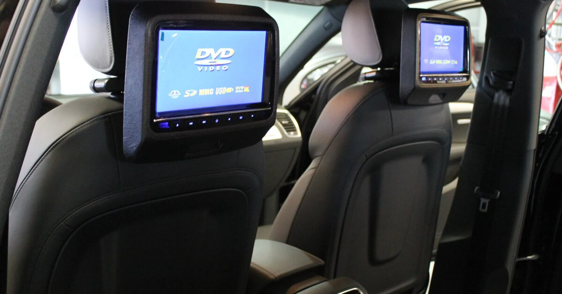 Audi Q5 2016 : écrans DVD dans les appuie-têtes