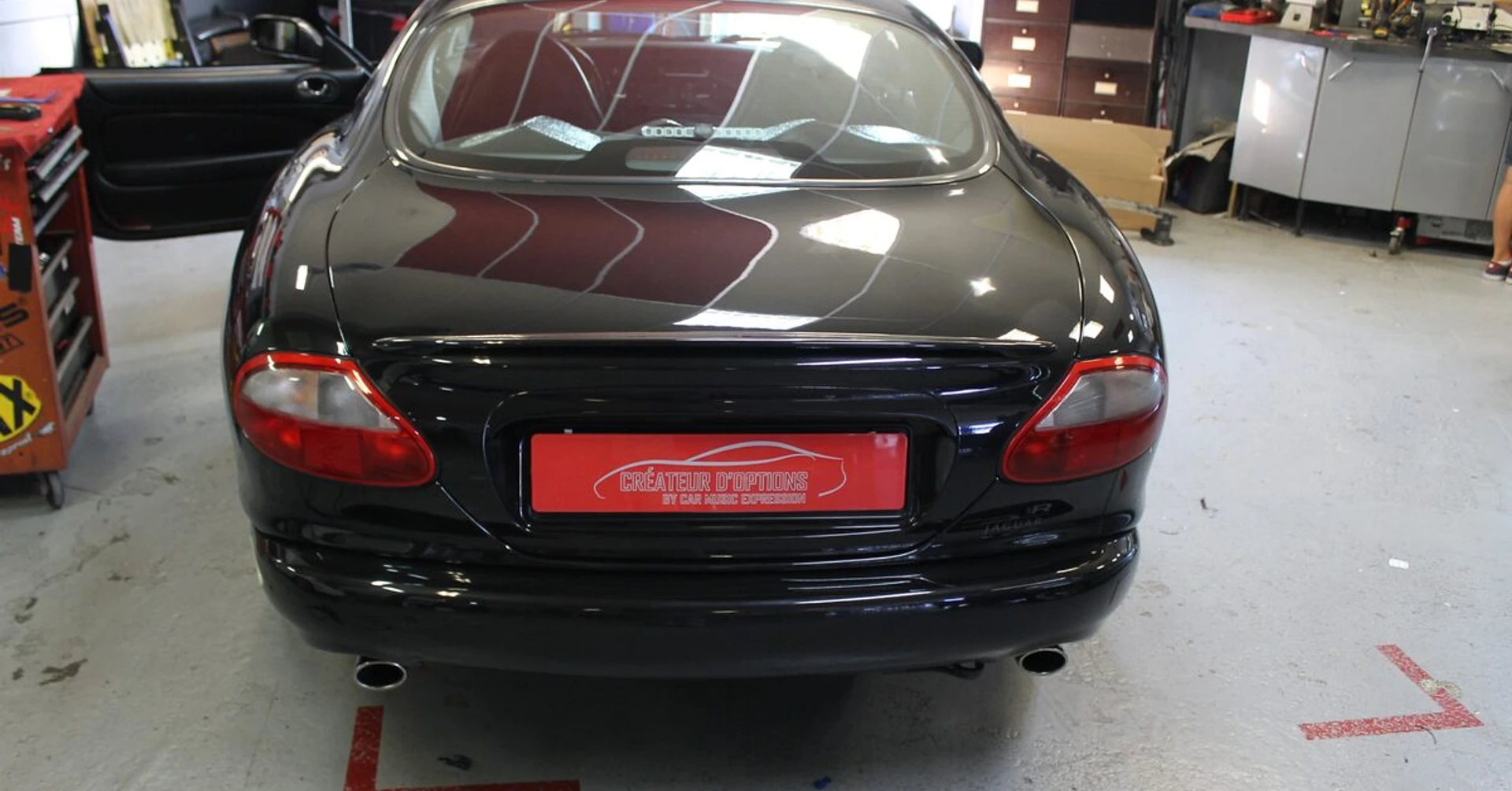 Jaguar XKR : autoradio Kenwood et ampli BLAM DSP