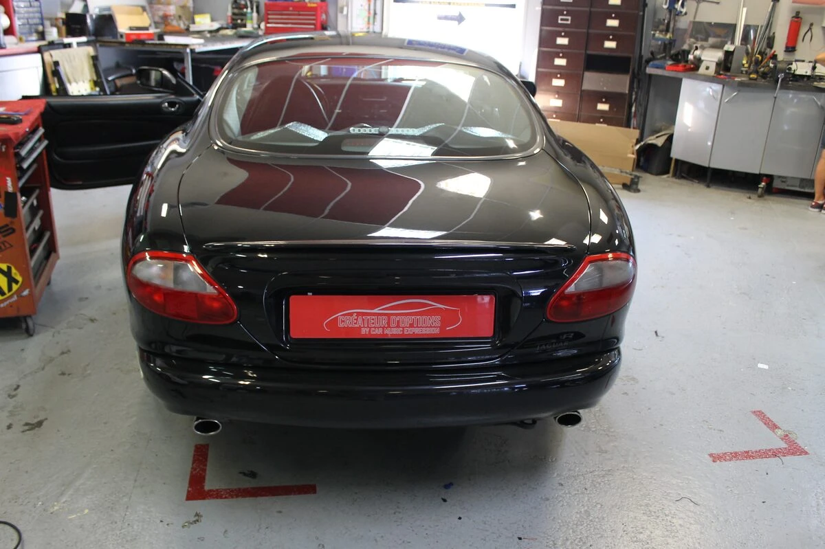 Jaguar XKR : autoradio Kenwood et ampli BLAM RA704 DSP Pro