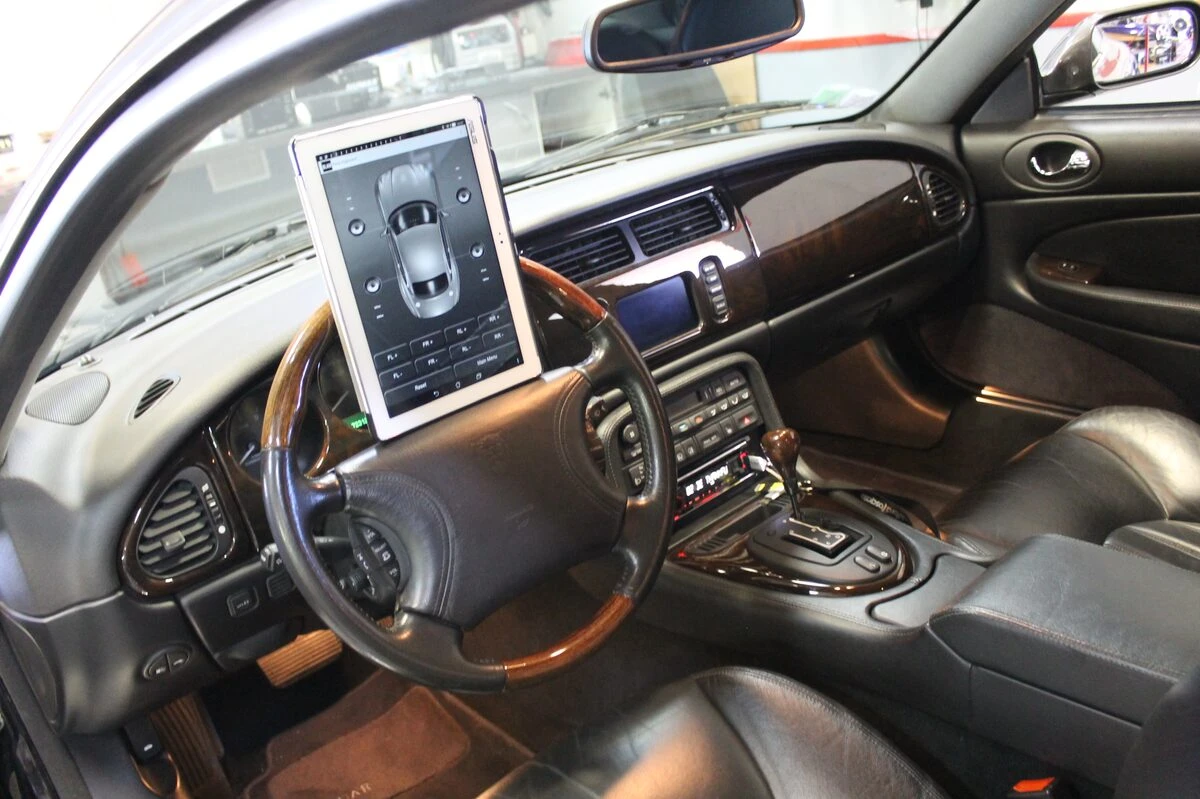 Jaguar XKR : autoradio Kenwood et ampli BLAM RA704 DSP Pro