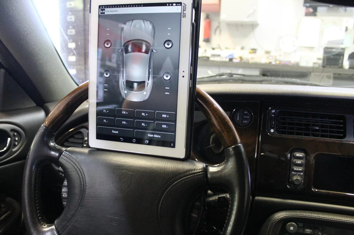Jaguar XKR : autoradio Kenwood et ampli BLAM RA704 DSP Pro