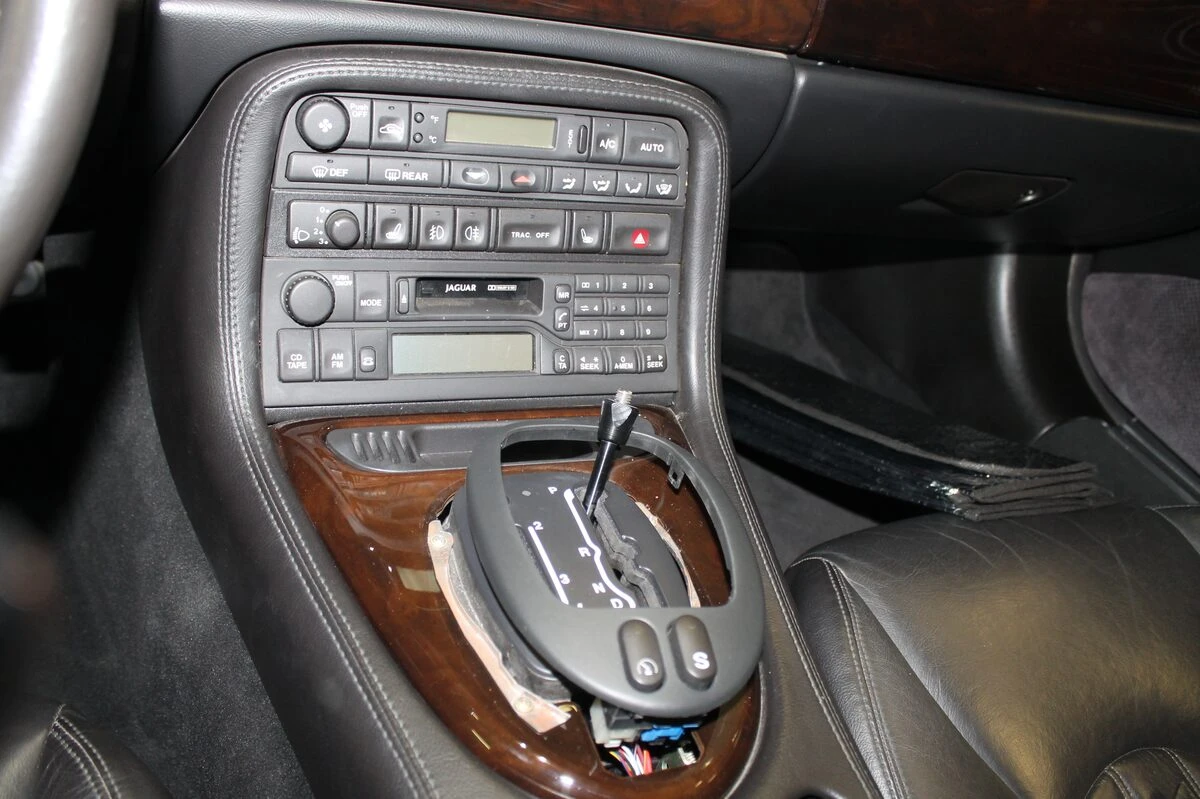 Jaguar XKR : autoradio Kenwood et ampli BLAM RA704 DSP Pro