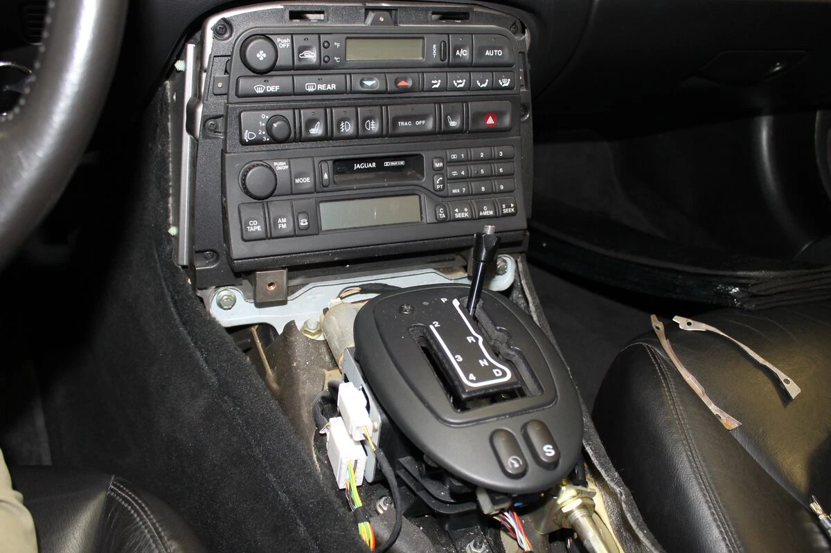Jaguar XKR : autoradio Kenwood et ampli BLAM RA704 DSP Pro