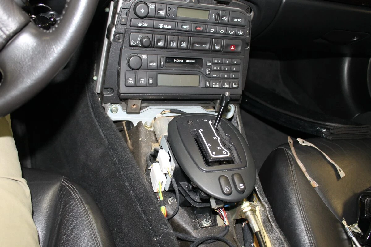 Jaguar XKR : autoradio Kenwood et ampli BLAM RA704 DSP Pro