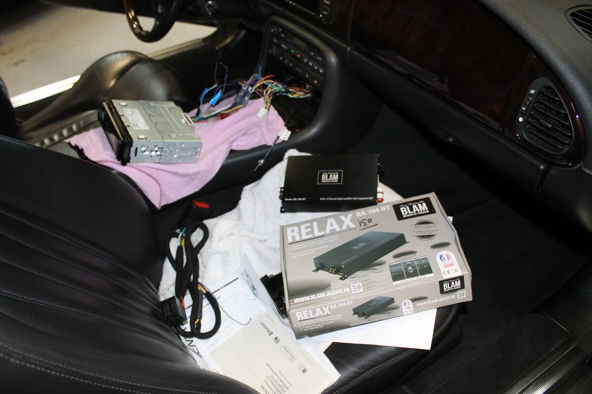 Jaguar XKR : autoradio Kenwood et ampli BLAM RA704 DSP Pro