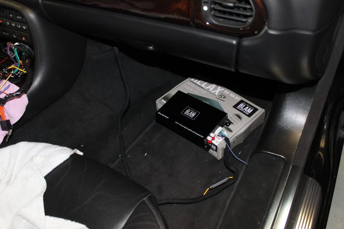 Jaguar XKR : autoradio Kenwood et ampli BLAM RA704 DSP Pro
