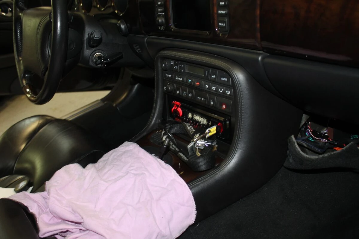 Jaguar XKR : autoradio Kenwood et ampli BLAM RA704 DSP Pro