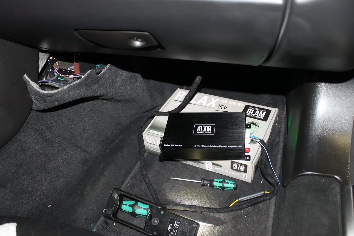 Jaguar XKR : autoradio Kenwood et ampli BLAM RA704 DSP Pro
