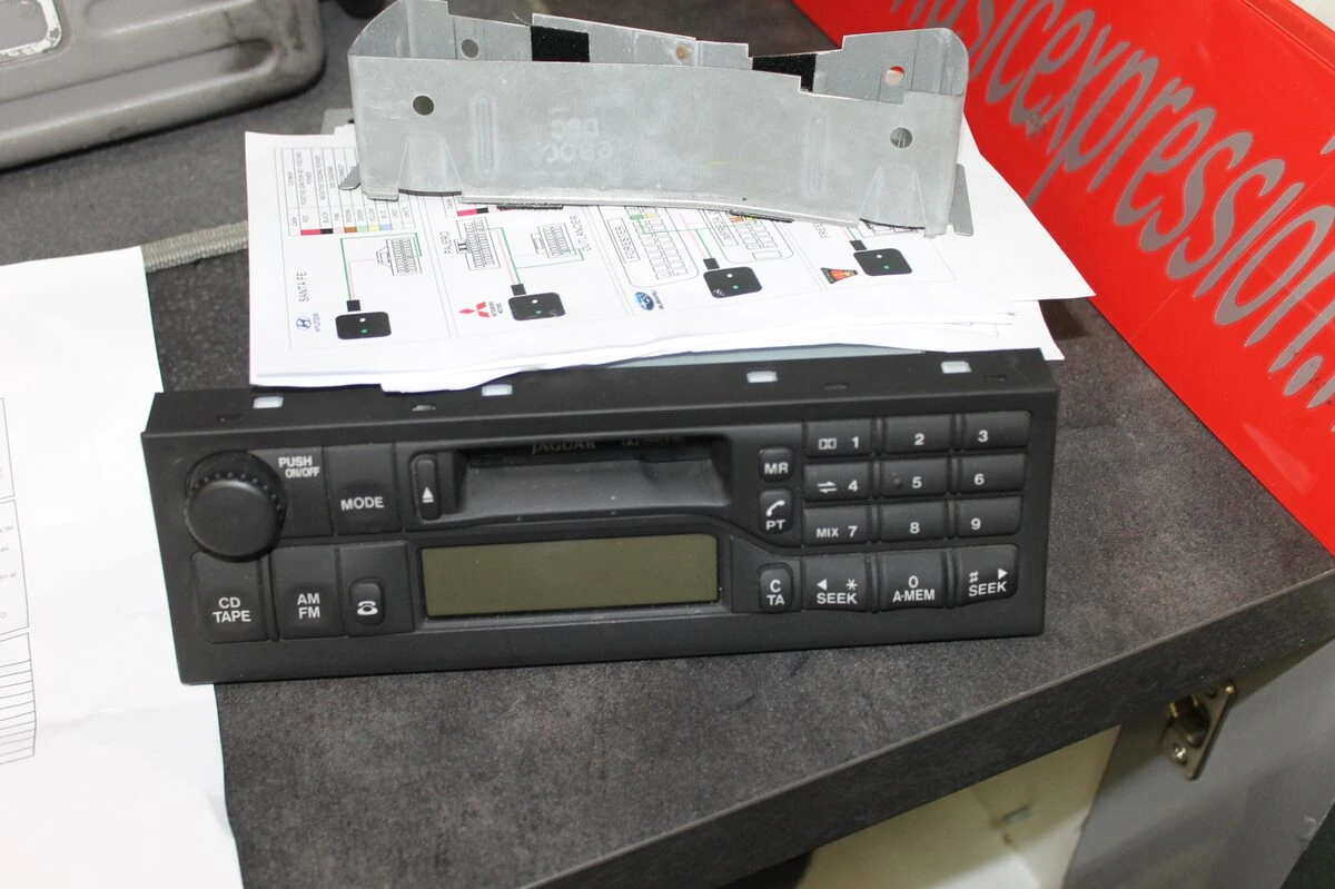 Jaguar XKR : autoradio Kenwood et ampli BLAM RA704 DSP Pro
