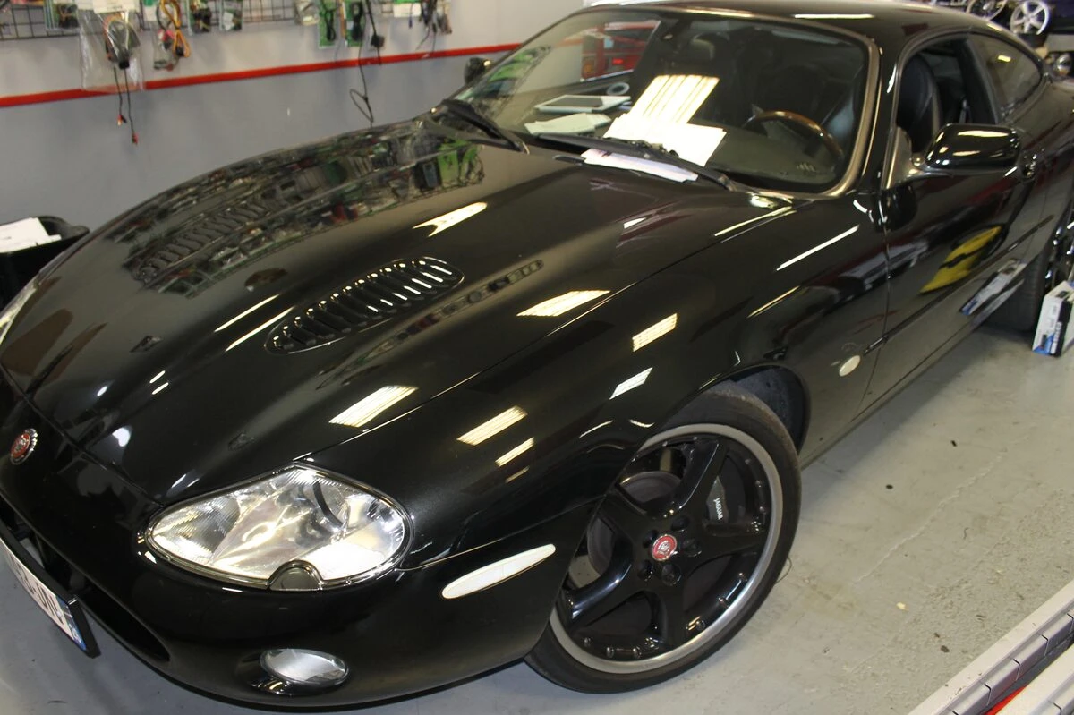 Jaguar XKR : autoradio Kenwood et ampli BLAM RA704 DSP Pro