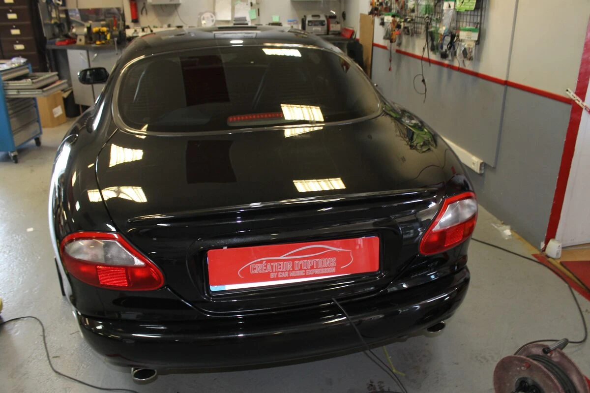 Jaguar XKR : autoradio Kenwood et ampli BLAM RA704 DSP Pro