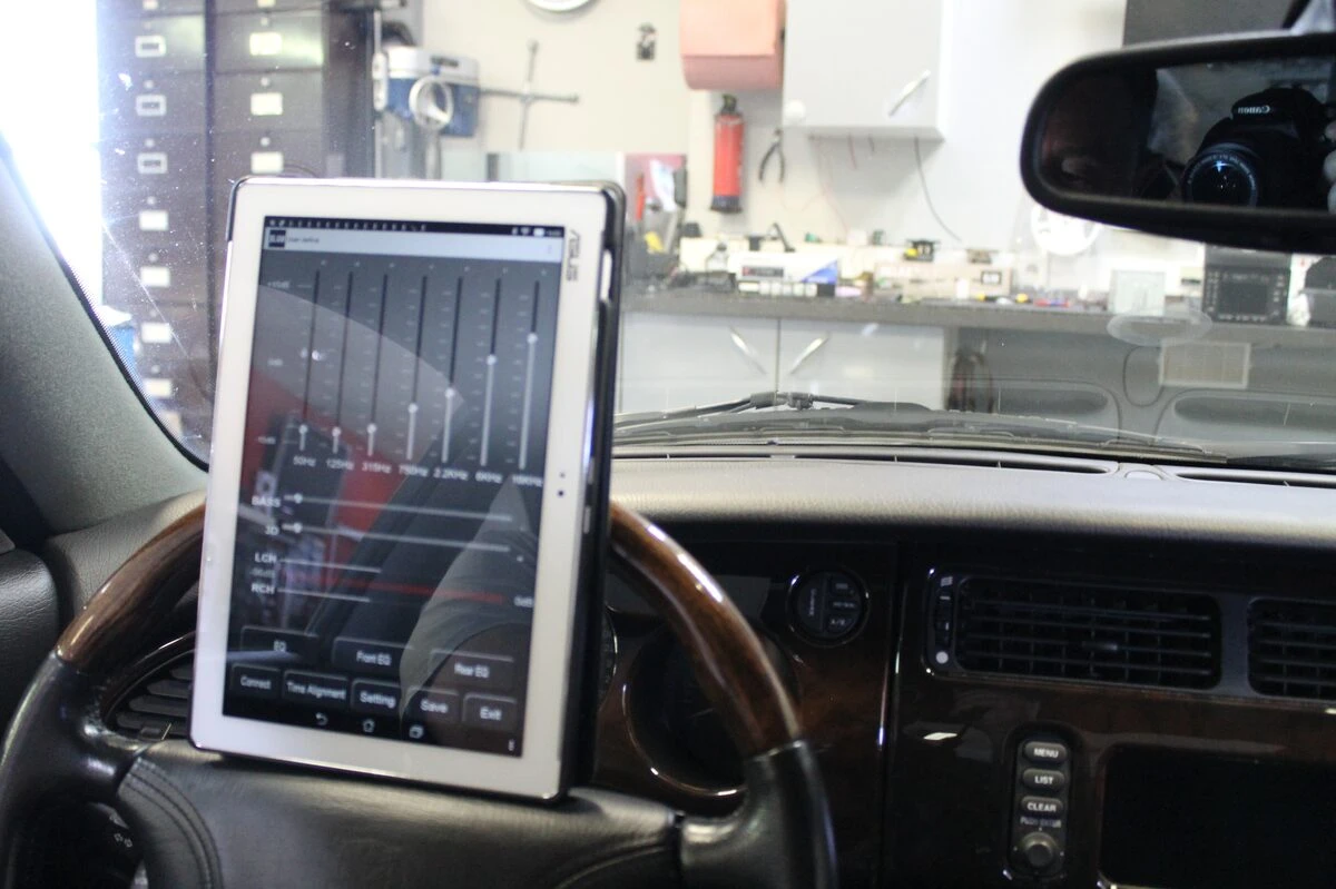 Jaguar XKR : autoradio Kenwood et ampli BLAM RA704 DSP Pro