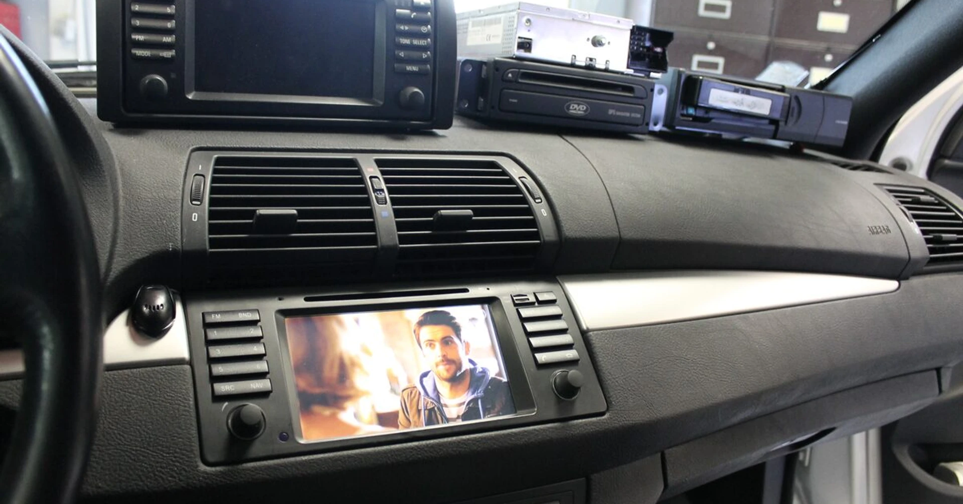 BMW X5 : autoradio GPS, caméra de recul et TNT