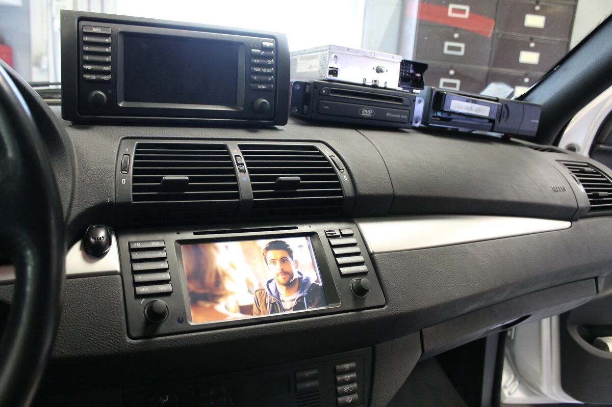BMW X5 : autoradio GPS avec caméra de recul et TNT