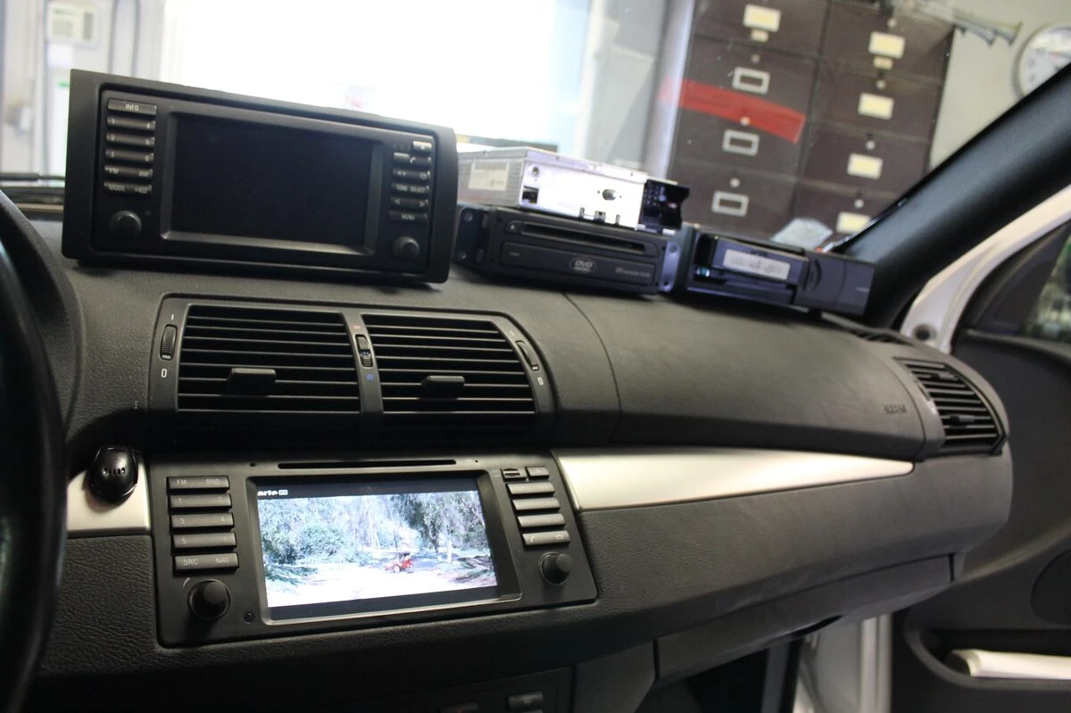 BMW X5 : autoradio GPS avec caméra de recul et TNT