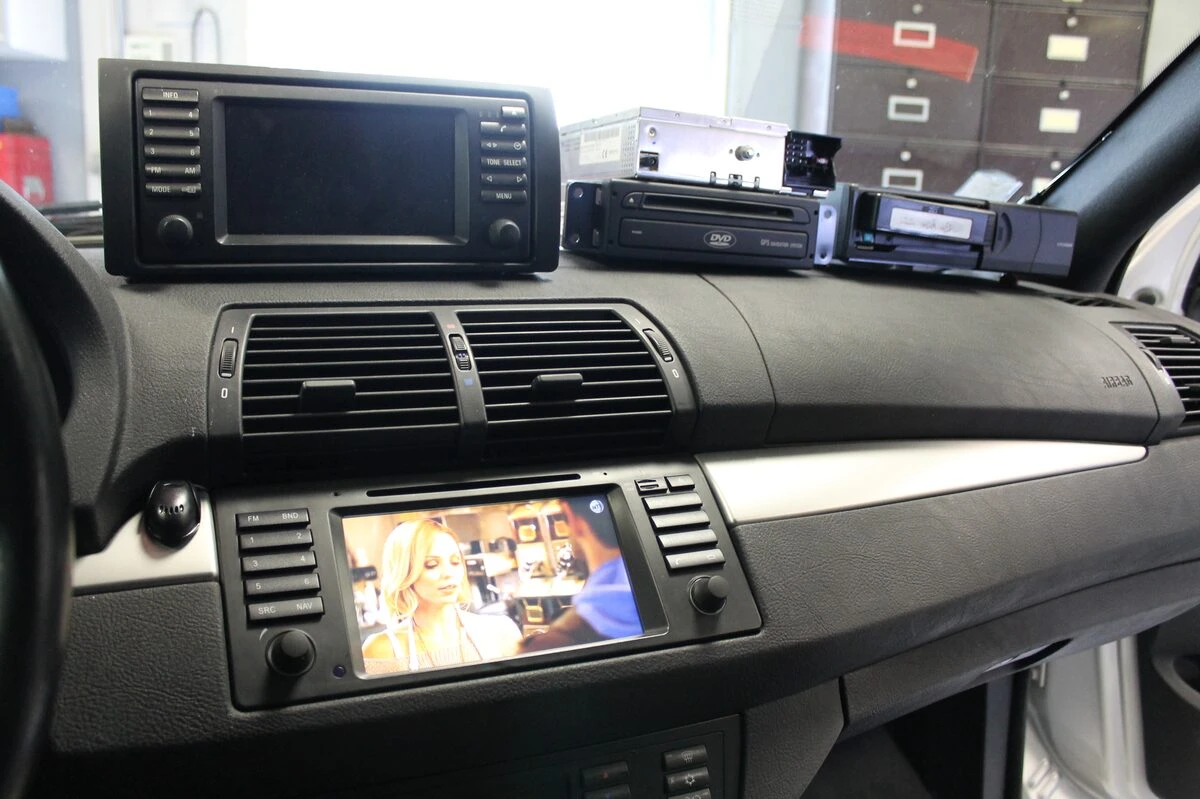 BMW X5 : autoradio GPS avec caméra de recul et TNT