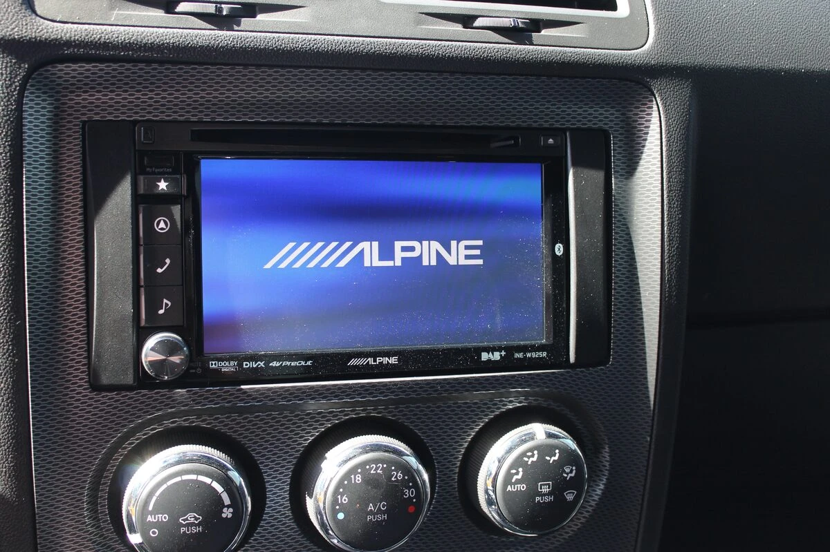 Dodge Challenger : sonorisation BLAM, navigation Alpine et caisson Axton