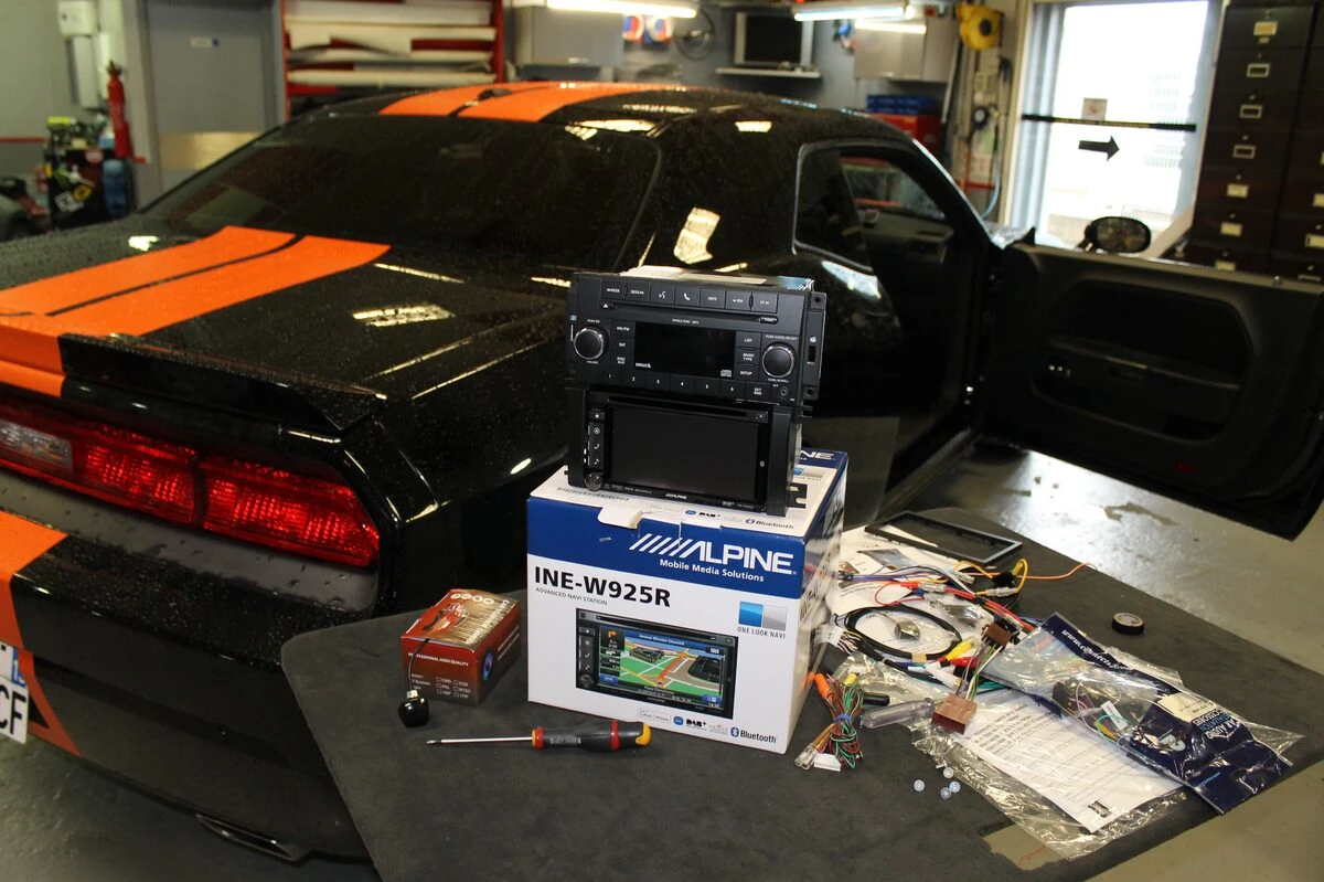Dodge Challenger : sonorisation BLAM, navigation Alpine et caisson Axton