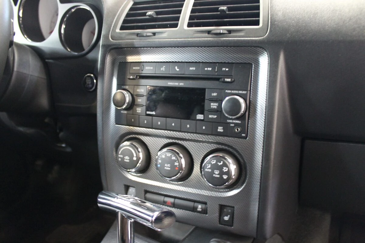Dodge Challenger : sonorisation BLAM, navigation Alpine et caisson Axton