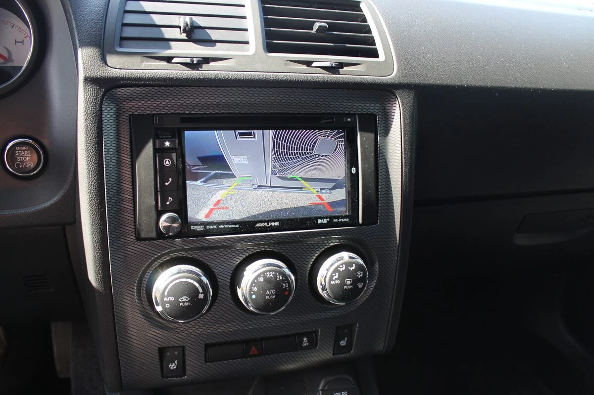 Dodge Challenger : sonorisation BLAM, navigation Alpine et caisson Axton